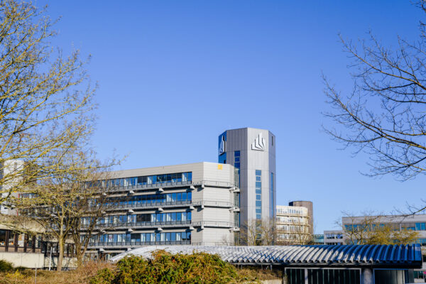 Außenansichten der Universität Paderborn am frühen Morgen +++ Foto: Besim Mazhiqi