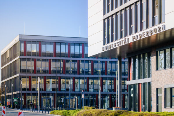 Außenansichten der Universität Paderborn am frühen Morgen +++ Foto: Besim Mazhiqi