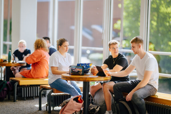 Gemeinsam auf dem Campus / Besim Mazhiqi